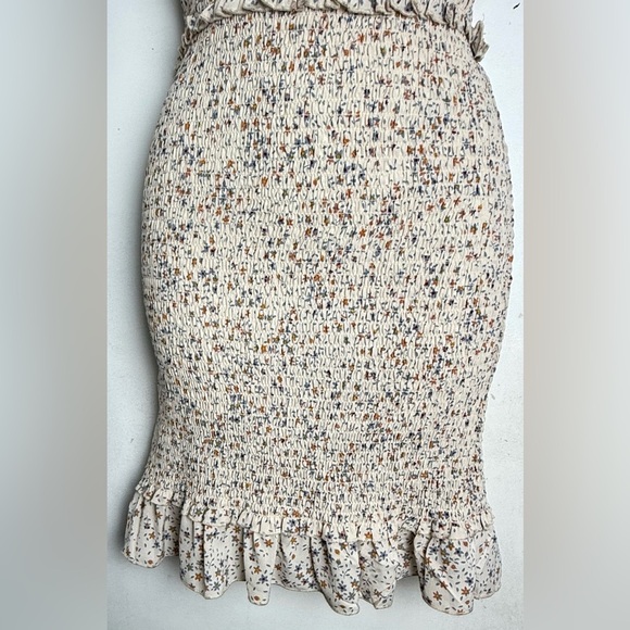 Elegant Cream Floral Dress - Picture 3 of 5